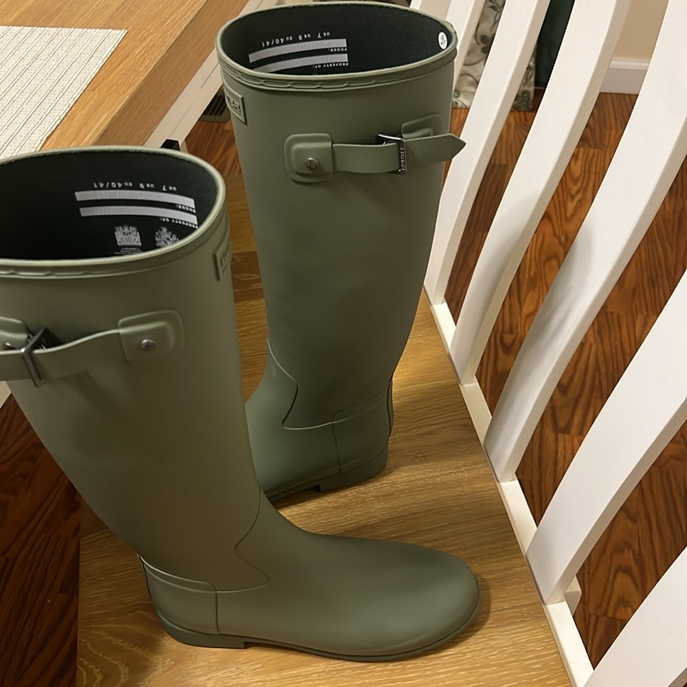 Hunter Green Rain Boots size 6 - Picture 2 of 7